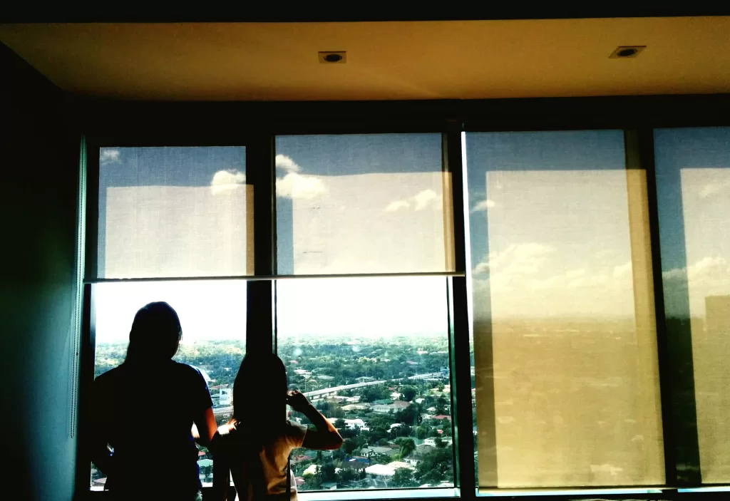 Sacada envidraçada com vista panorâmica em apartamento moderno