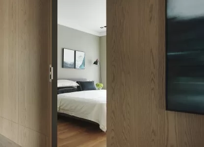 Porta antirruído para quarto de madeira com design moderno, oferecendo conforto acústico e privacidade.