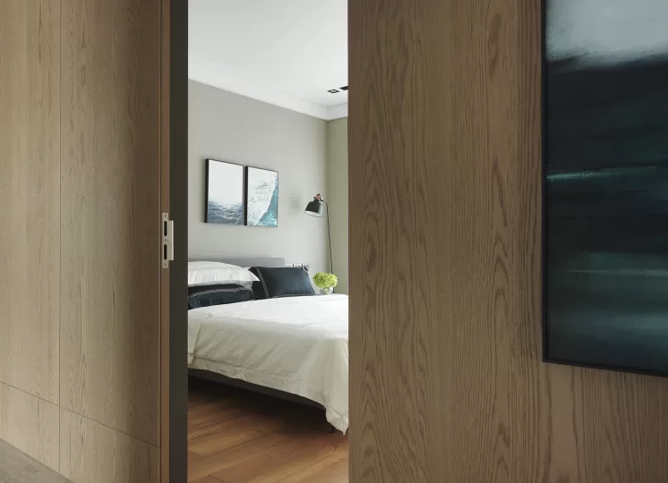 Porta antirruído para quarto de madeira com design moderno, oferecendo conforto acústico e privacidade.