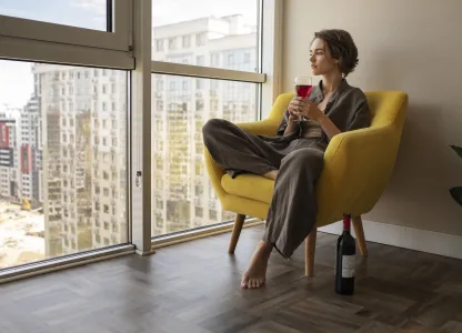 Ambiente silencioso com janela acústica em apartamento mostrando conforto e redução de ruído externo