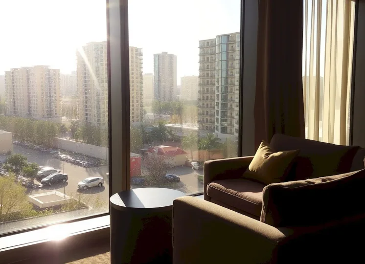 Vista urbana pela janela de apartamento evidenciando necessidade de reduzir ruído externo no apartamento