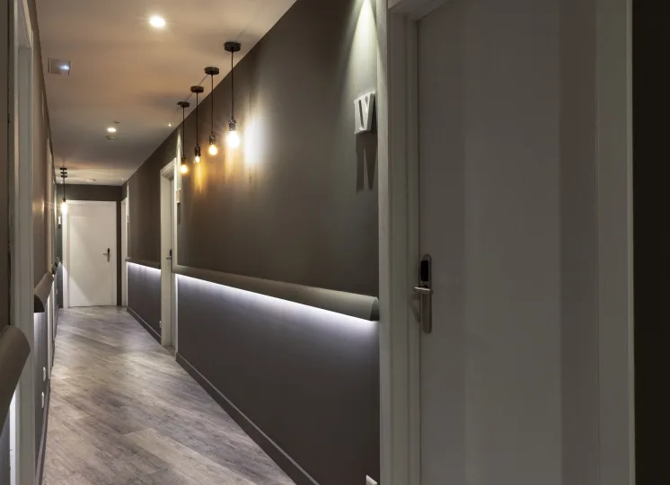 Corredor de apartamento com porta acústica instalada para reduzir ruídos e aumentar a privacidade